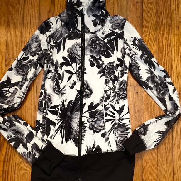 Lululemon full zip coat size 2 in cute design - Picture 2 of 3